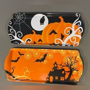 Set of 2 Halloween serving trays.